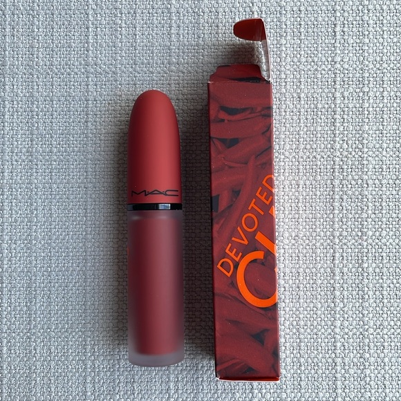 MAC Powder Kiss Liquid Lipcolour - devoted to chili - Picture 6 of 9
